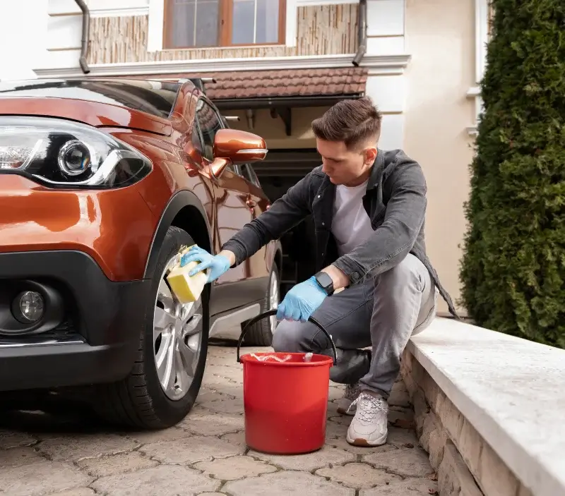 Lavage auto à domicile Solers : professionnel intervenant sur un véhicule